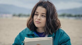 'Sigue mi voz': Klara (Berta Castañé) da un paso hacia el mundo en este clip de la nueva adaptación de Wattpad