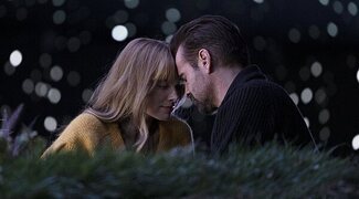 'Un gran viaje atrevido y maravilloso': Margot Robbie y Colin Farrell enamoran en un fallido romance fantástico