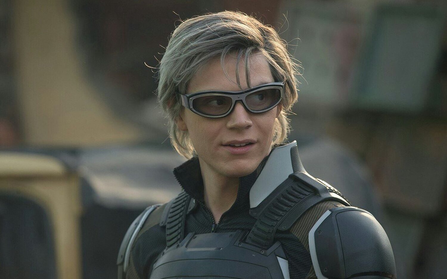 Evan Peters como Quicksilver