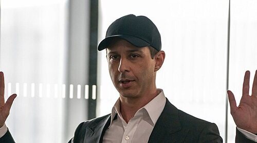 'La red social 2' confirma a Jeremy Strong como Zuckerberg, cambia su título y anuncia fecha de estreno