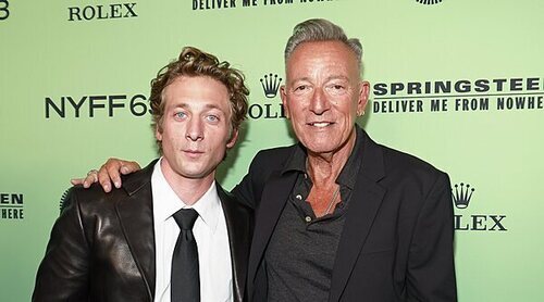 Bruce Springsteen sorprende a Jeremy Allen White en la premier de 'Deliver From Nowhere' y se funden en un cálido abrazo