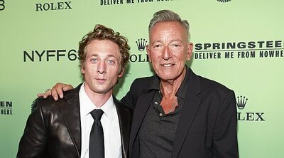 Bruce Springsteen sorprende a Jeremy Allen White en la premier de 'Deliver From Nowhere' y se funden en un cálido abrazo