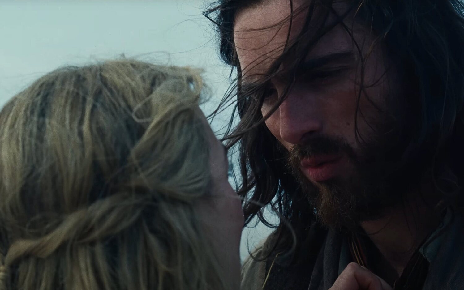 Jacob Elordi y Margot Robbie en 'Cumbres borrascosas' 