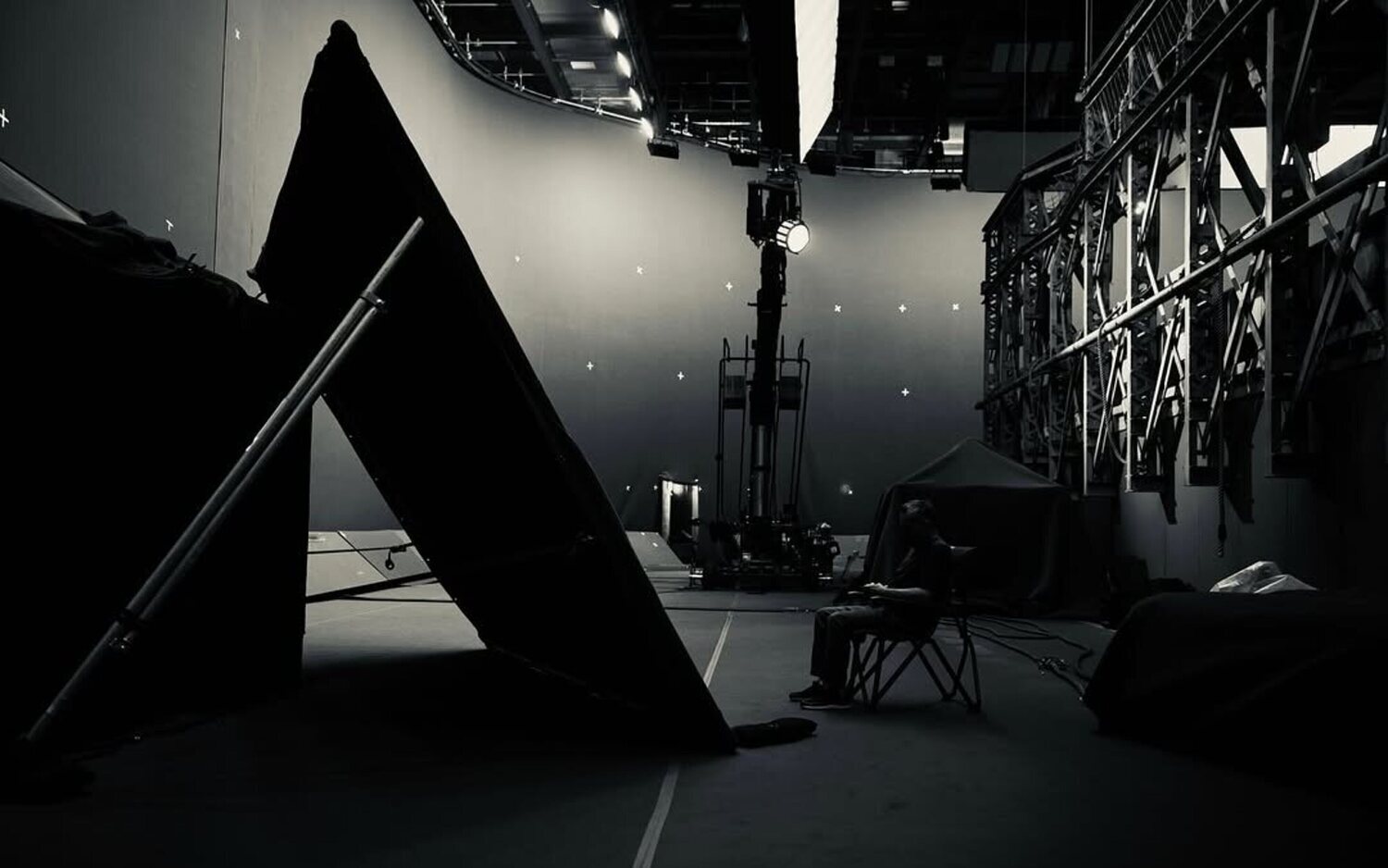 Los hermanos Russo juegan al misterio con una imagen del set de 'Avengers: Doomsday'
