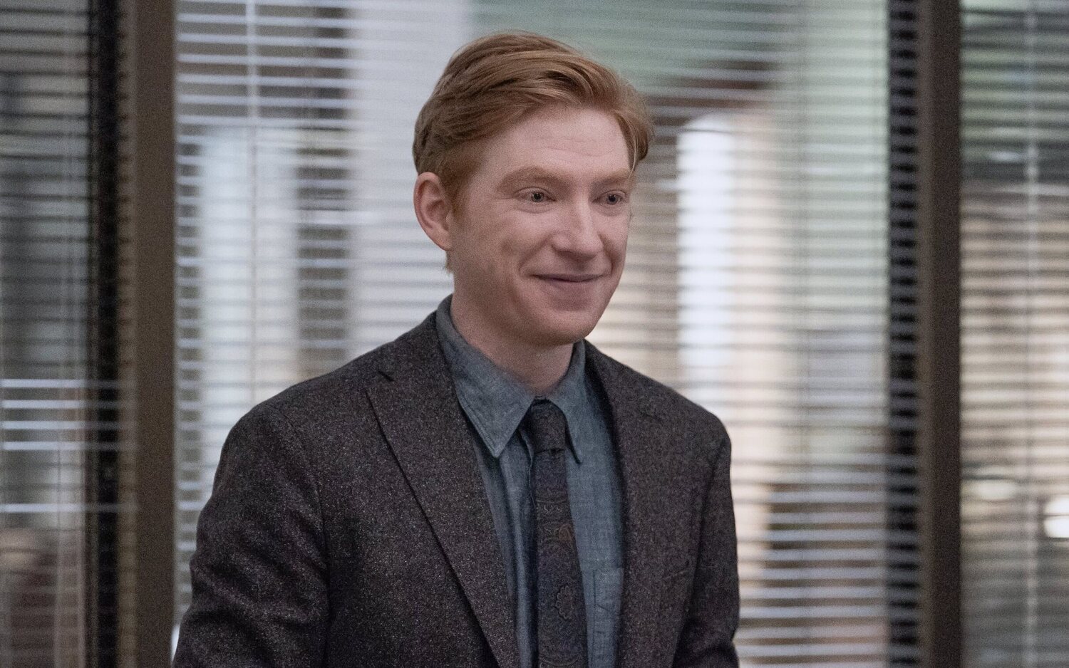 Domhnall Gleeson es el editor jefe del periódico