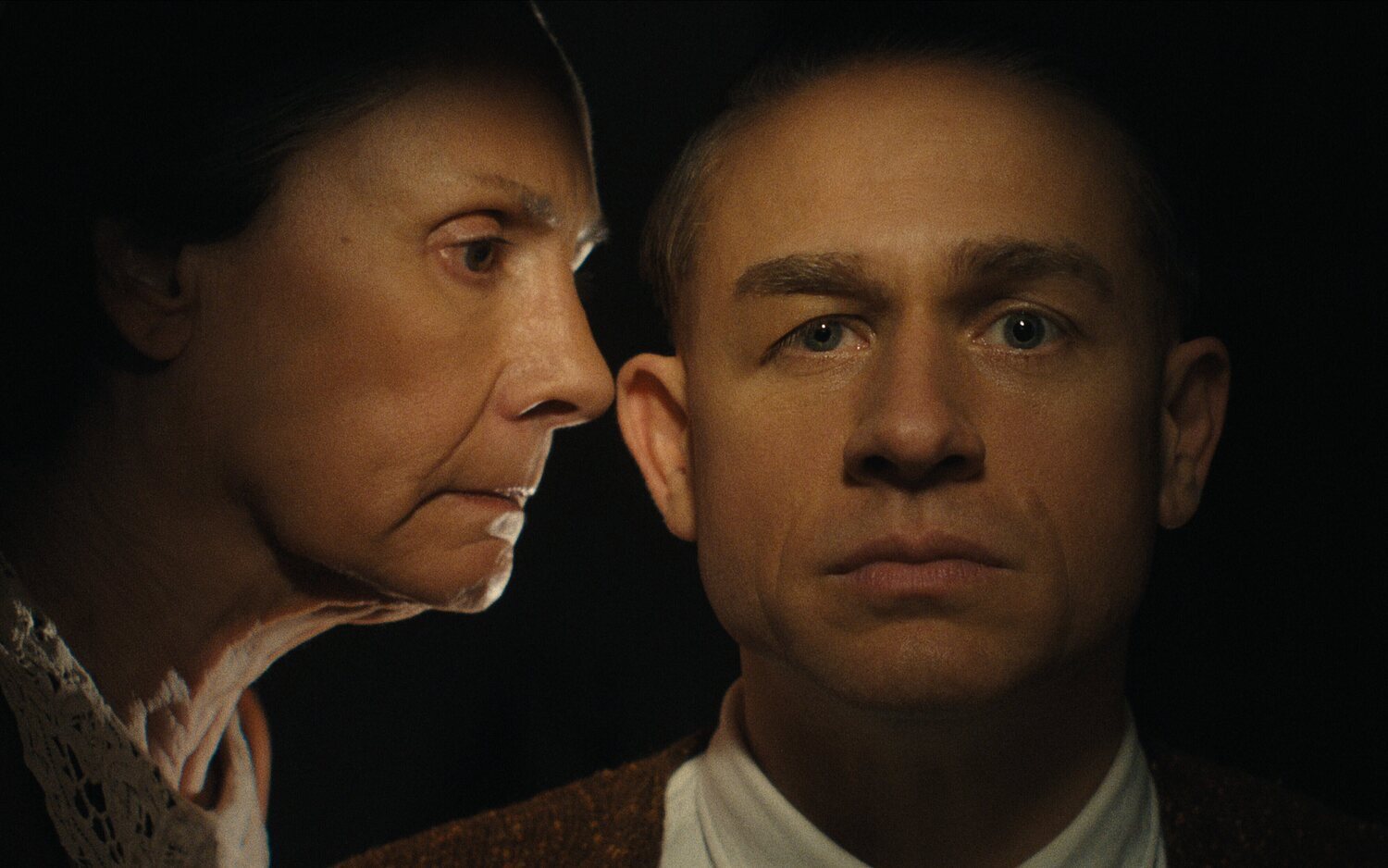 Laurie Metcalf y Charlie Hunnam