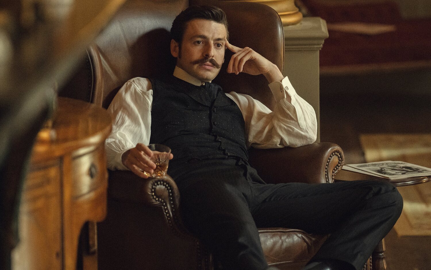 ¿Era Arthur de 'La casa Guinness' gay en la vida real? Qué es realidad y qué ficción en la serie de Netflix