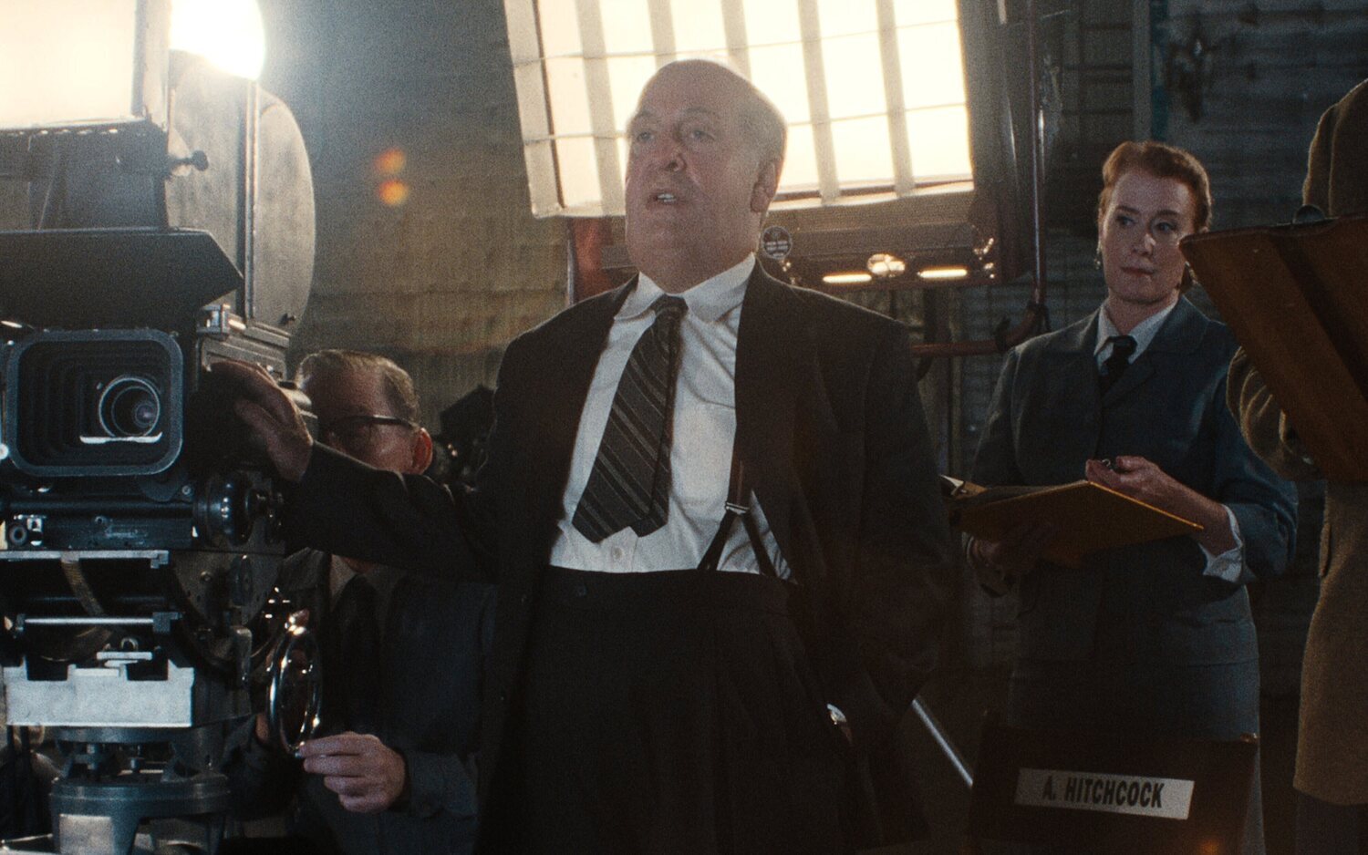 Tom Hollander encarna a Alfred Hitchcock en 'Monstruo: La historia de Ed Gein'