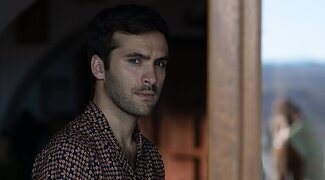 'La suerte': Ricardo Gómez sigue a un gallo que le guía hasta el tesoro del toreo en este clip exclusivo