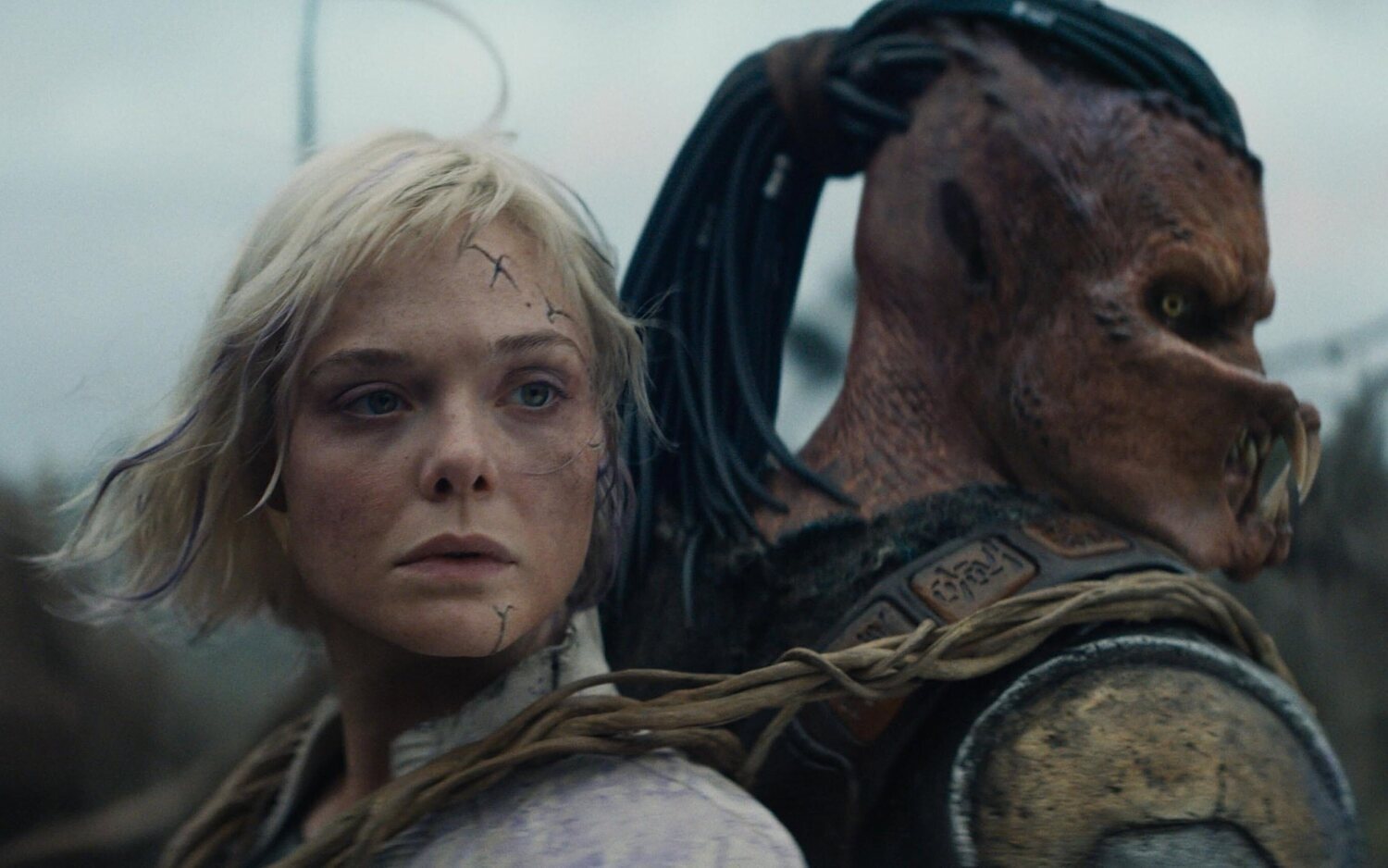 Thia y Dek en 'Predator Badlands'