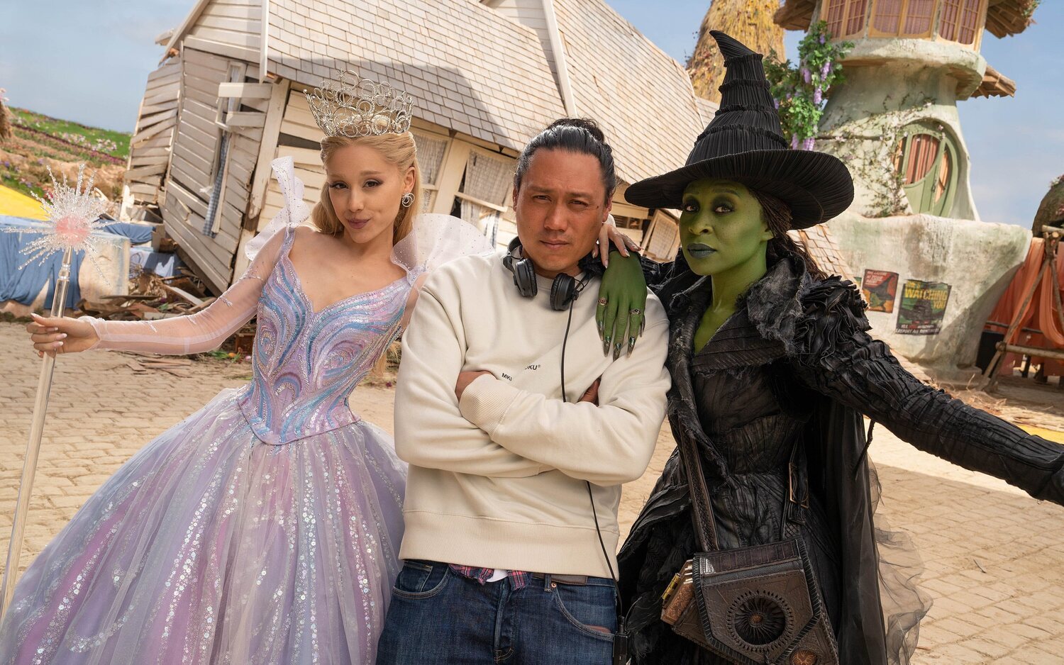 Ariana Grande, Jon M. Chu y Cynthia Erivo en el set de rodaje de 'Wicked: Parte II'