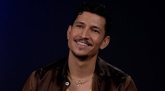 Danny Ramirez sorprende a Glen Powell camuflándose entre sus fans