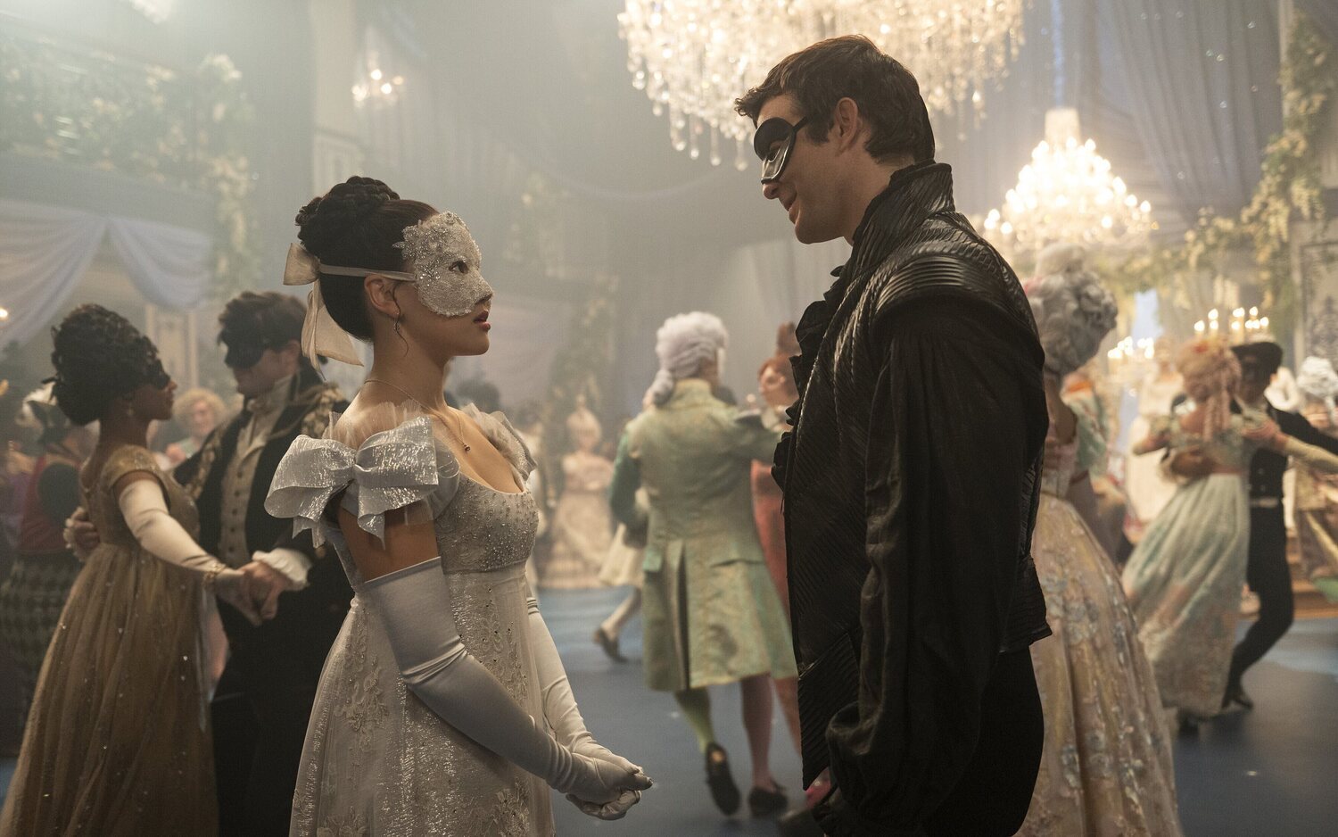 Benedict y Sophie se conocen en un baile de máscaras