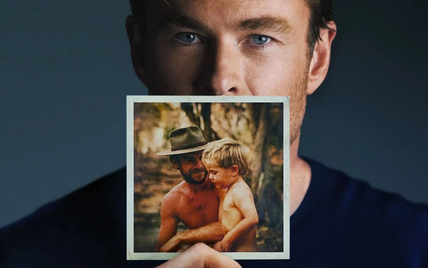 Chris Hemsworth muestra una foto de él de pequeño con su padre