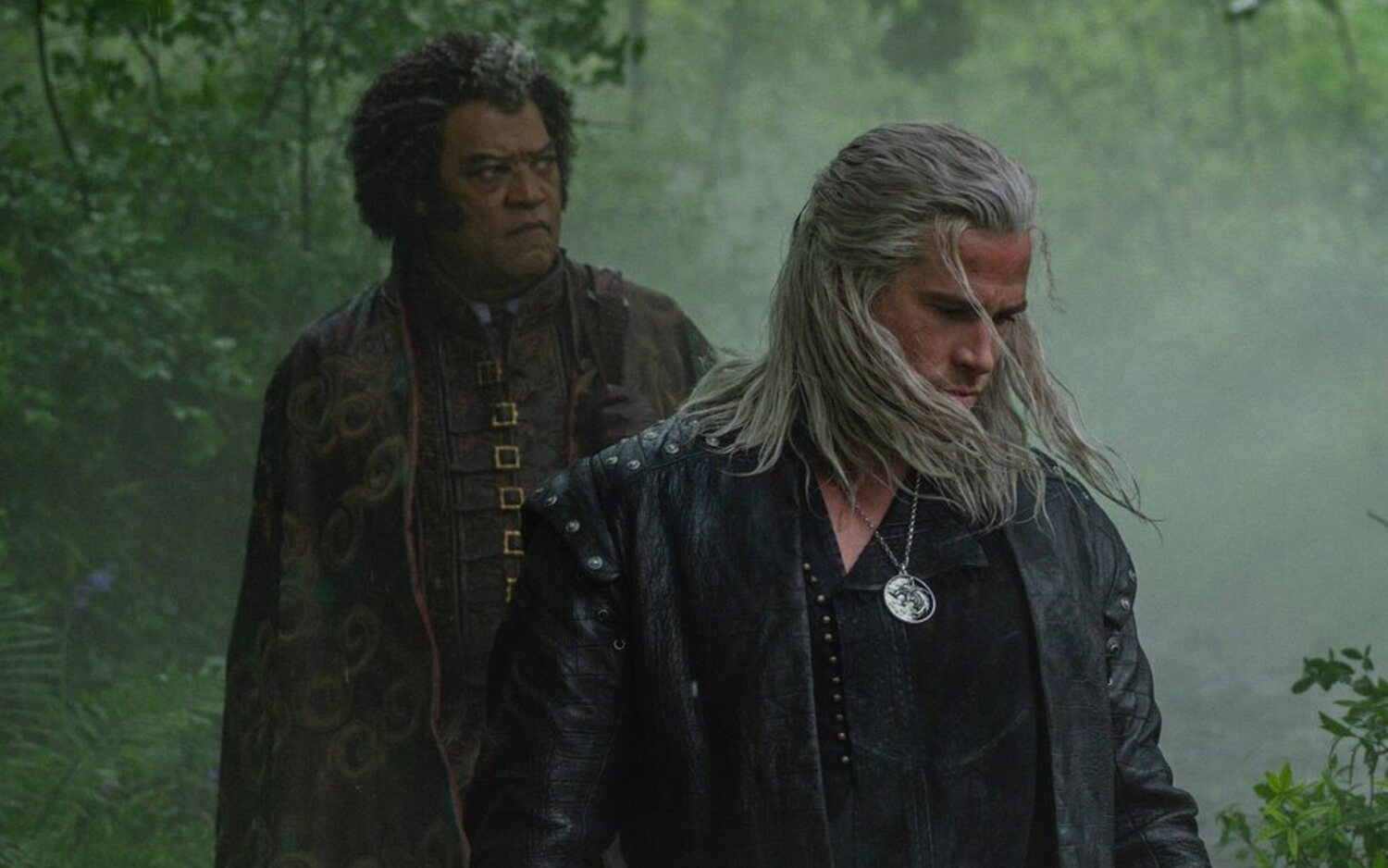 Emiel Regis y Geralt de Rivia en la cuarta temporada de 'The Witcher'