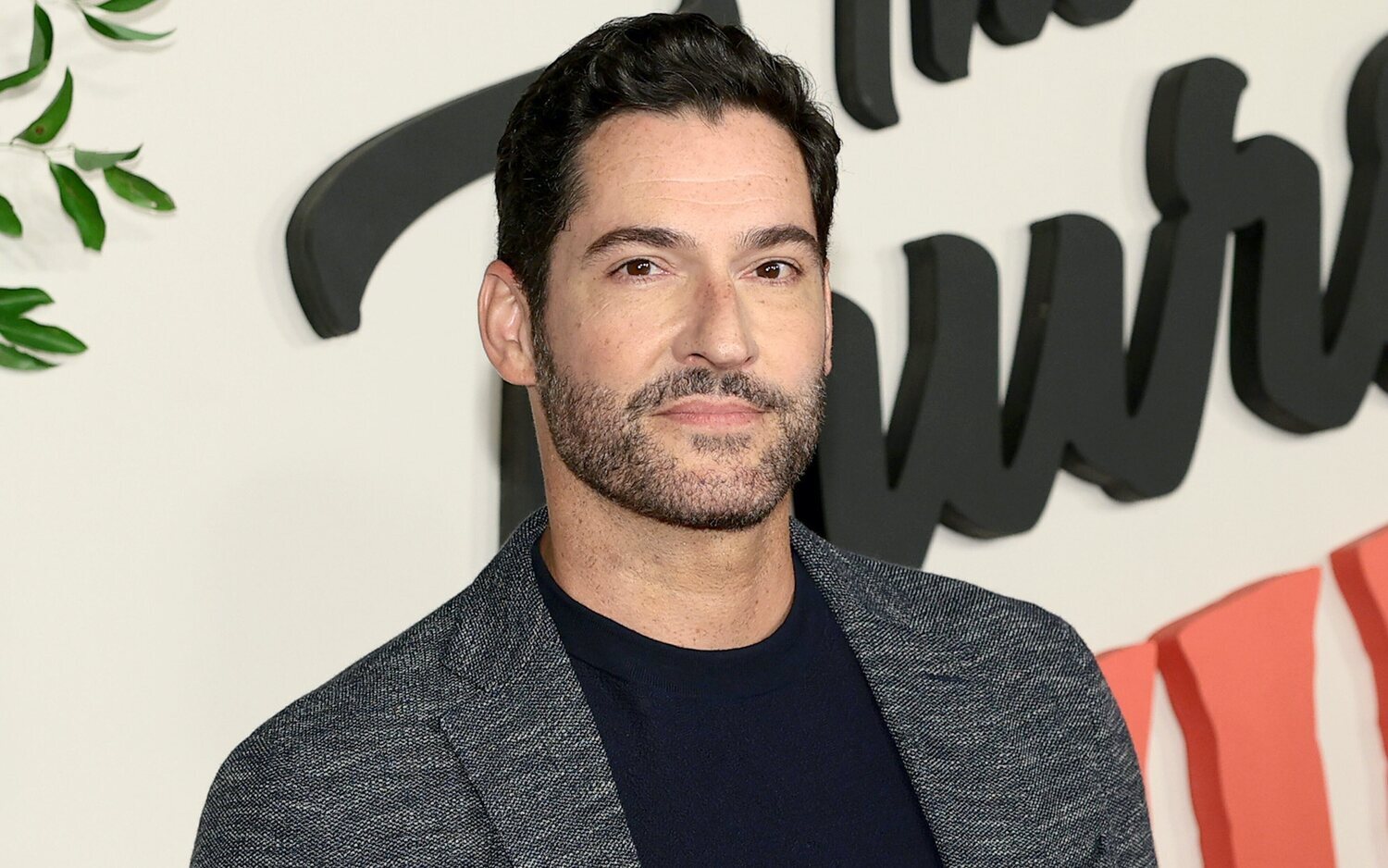 Tom Ellis en la premier de 'El club del crimen de los jueves'