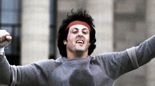 'I Play Rocky': Anthony Ippolito luce el chándal de Rocky Balboa en sus primeras imágenes como Sylvester Stallone