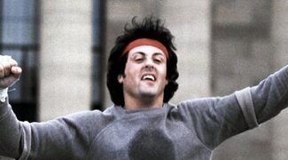 'I Play Rocky': Anthony Ippolito luce el chándal de Rocky Balboa en sus primeras imágenes como Sylvester Stallone