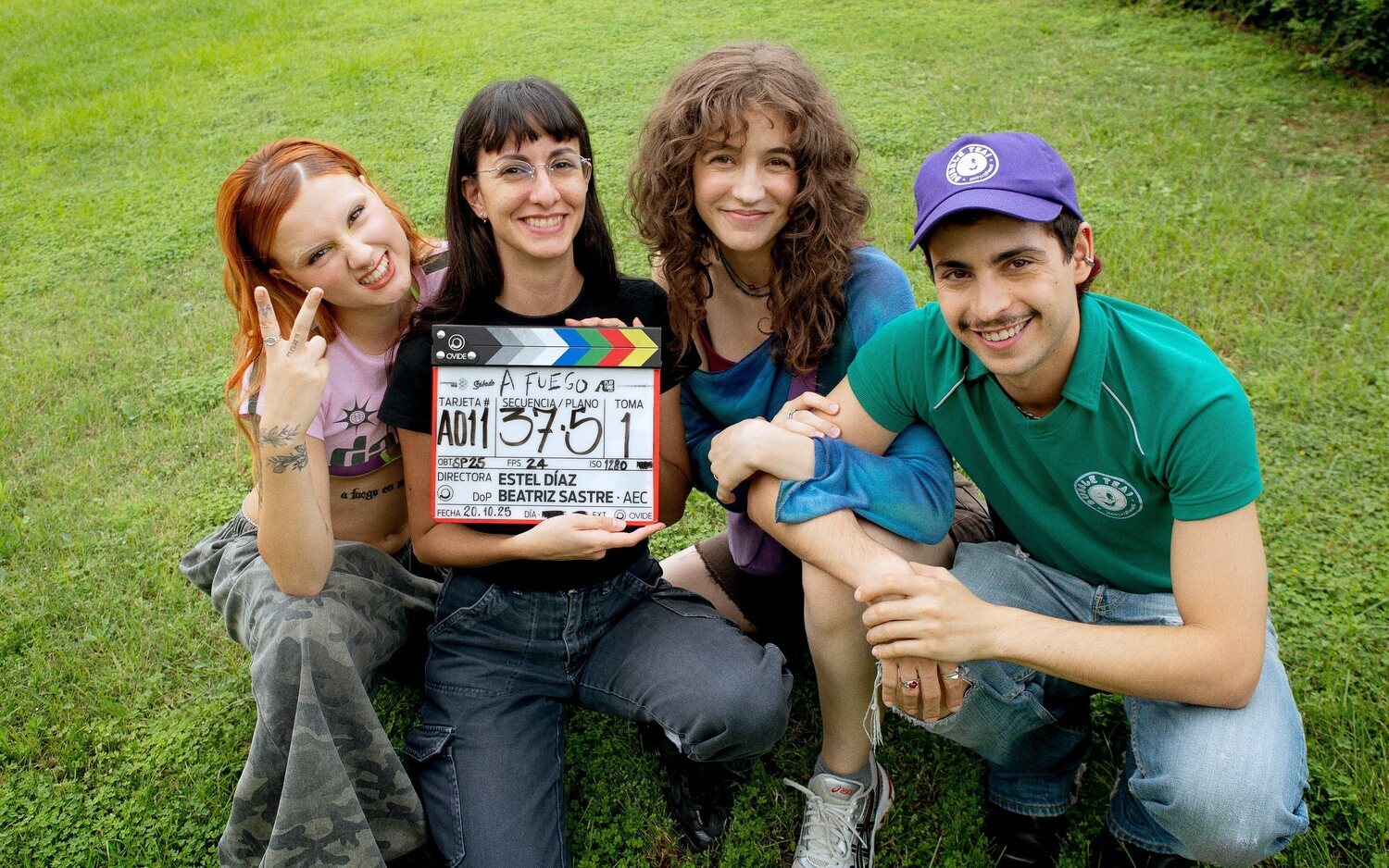 Estel Díaz, directora de 'A fuego', junto a sus protagonistas