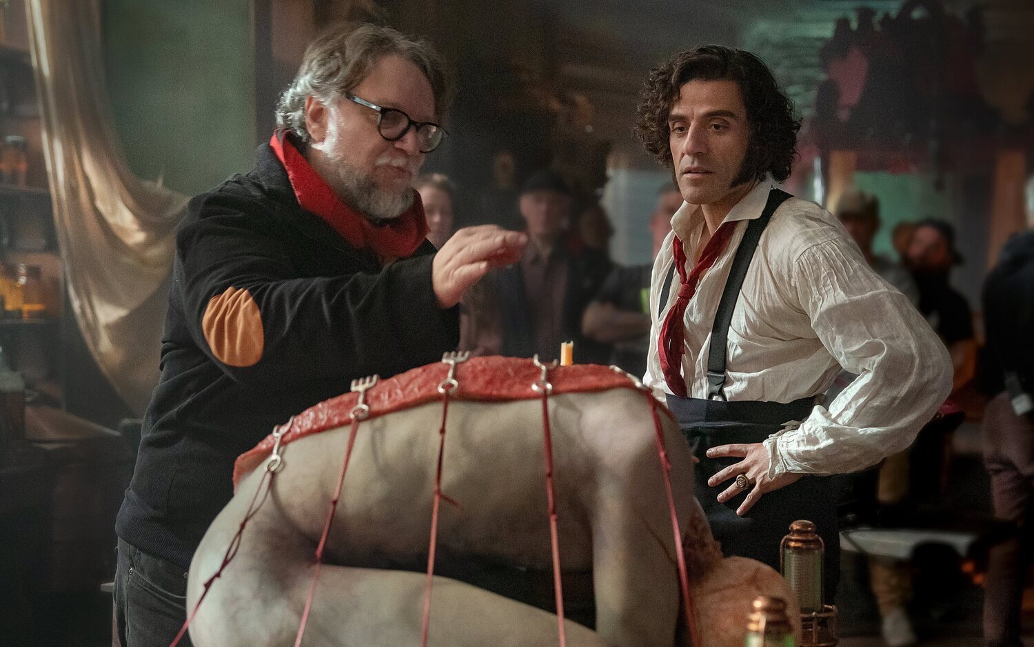 Guillermo del Toro y Oscar Isaac en el rodaje de 'Frankenstein'