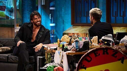 Can Yaman sorprende con su dominio del español en 'La Revuelta' desatando las risas del público
