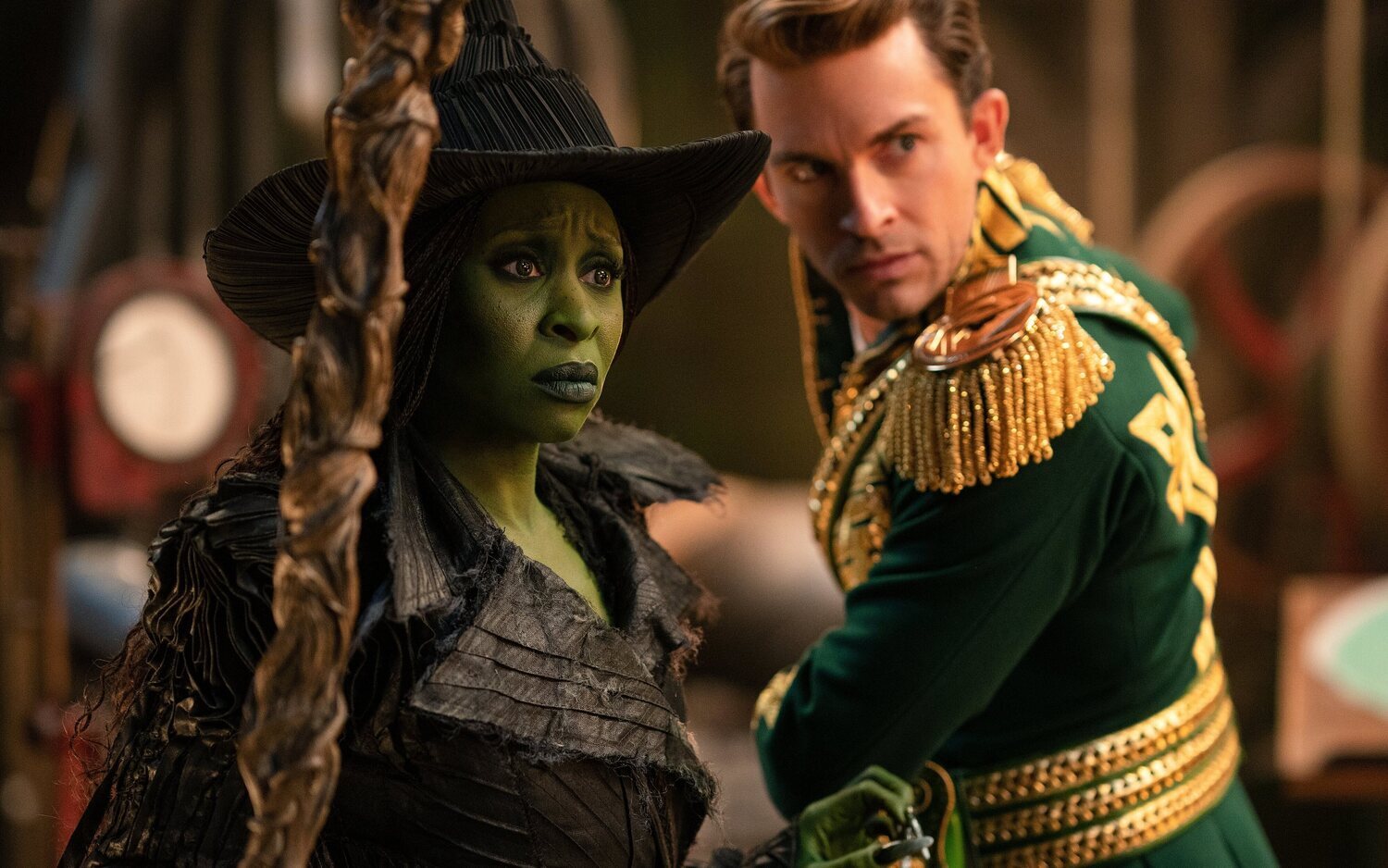 Elphaba y Fiyero comparten un momento íntimo en la película