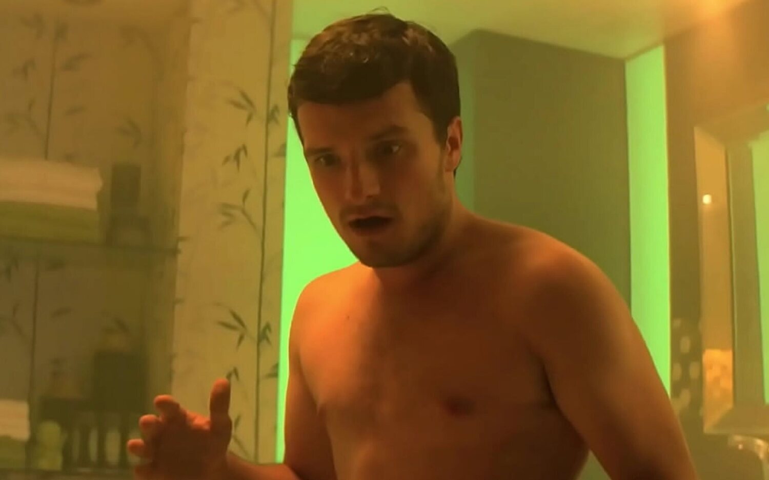Josh Hutcherson expuesto sin ropa en 'Future Man'
