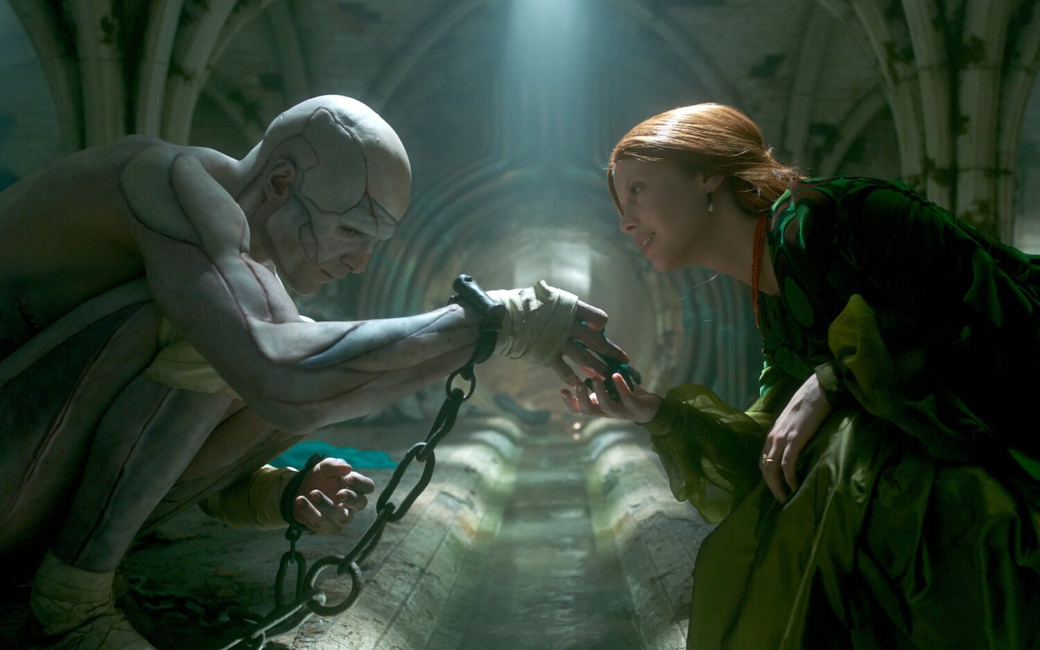 Guillermo del Toro con Oscar Isaac y Mia Goth en el rodaje de 'Frankenstein'