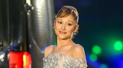 Ariana Grande es atacada por un fan en la premiere de 'Wicked: Parte II' en Singapur