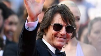 Tom Cruise recibe su primer Oscar y promete seguir protegiendo el cine