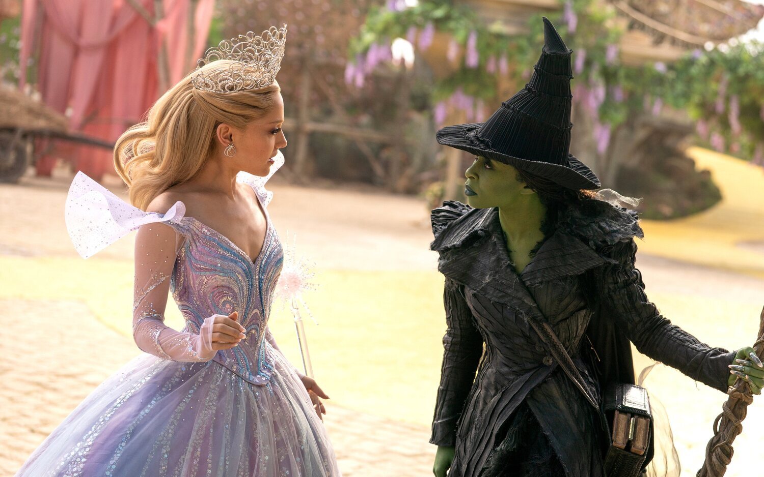 Glinda y Elphaba llegan al fin del camino de baldosas amarillas