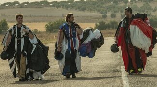 Carlos Cuevas, Miguel Bernardeau y Miguel Ángel Silvestre surcan los cielos en el primer tráiler de 'La fiera'