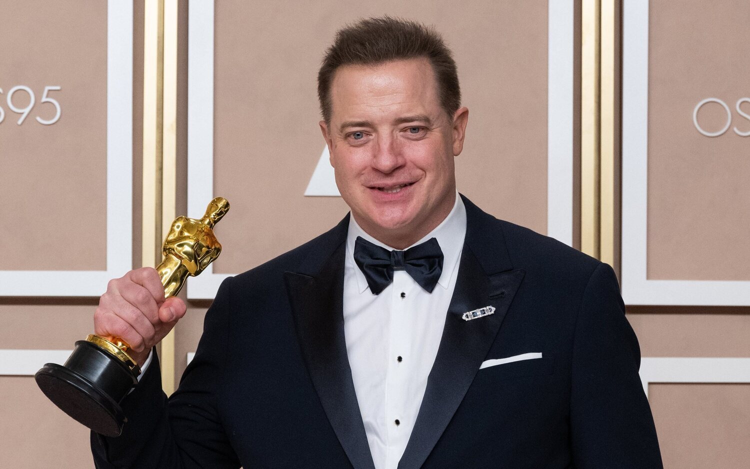 Brendan Fraser con su Oscar por 'La Ballena'