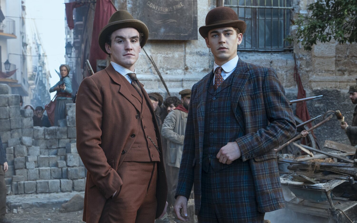 Dónal Finn y Hero Fiennes Tiffin en las primeras imágenes de 'Young Sherlock'