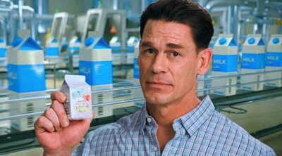 La historia detrás del surrealista cameo de John Cena en 'Pluribus': "¿Quién mejor que él?"