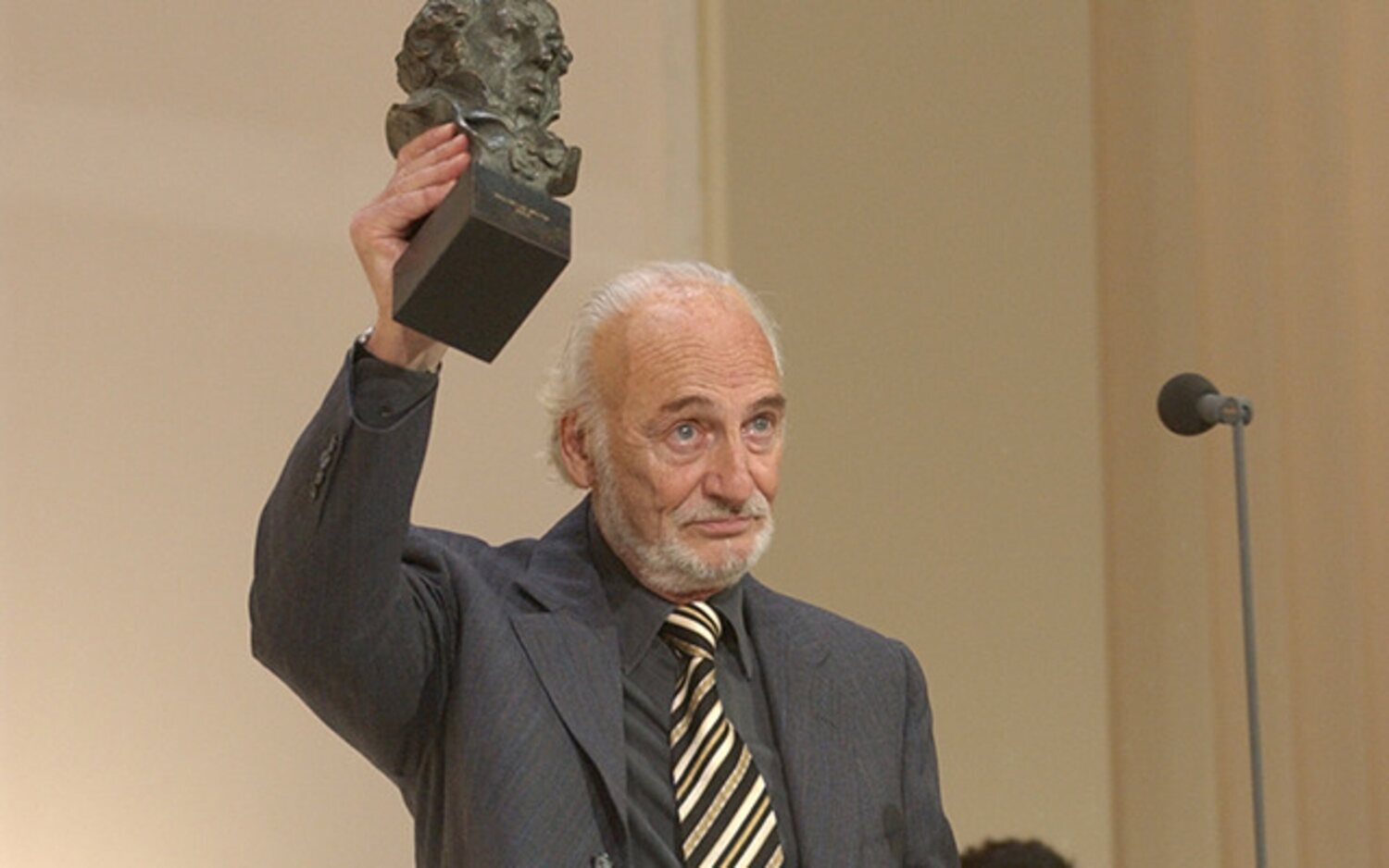 Héctor Alterio recogiendo el Goya de Honor 2024