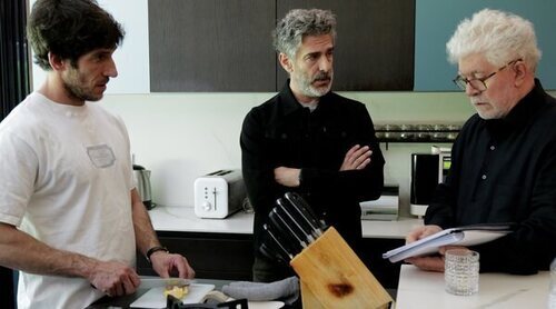 Primer teaser de 'Amarga Navidad': enigmático, silencioso y vestido de rojo