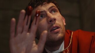 Josh O'Connor confiesa que fue despedido como monaguillo por sonreír demasiado