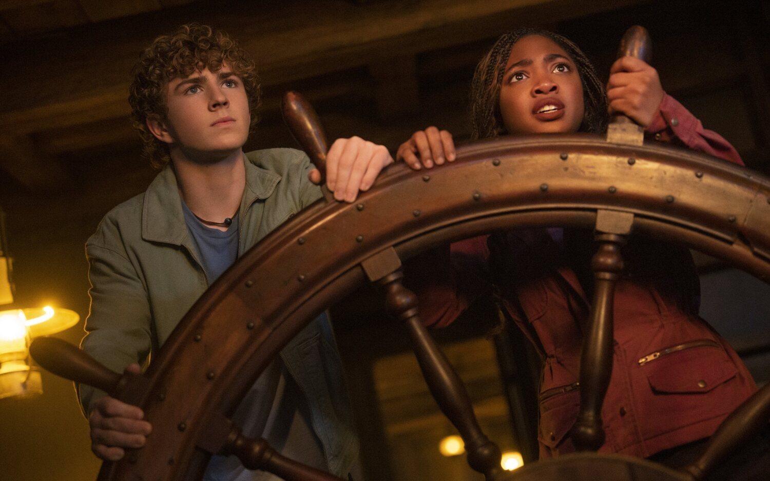 Walker Scobell y Leah Sava' Jeffries surcan el Mar de los Monstruos