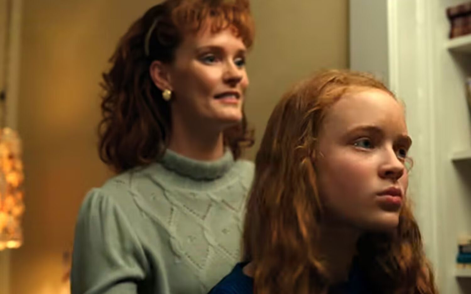 Jennifer Marshall y Sadie Sink en 'Stranger Things'
