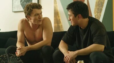 Los actores de 'Más que rivales' roban el protagonismo en los Globos de Oro con su debut como presentadores