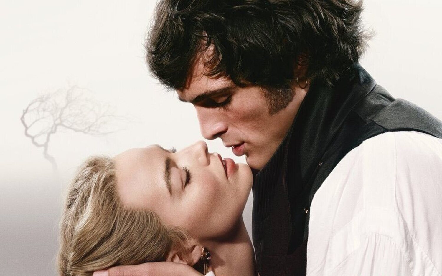 'Cumbres borrascosas': Margot Robbie sosteniendo una fresa gigante alimenta las teorías