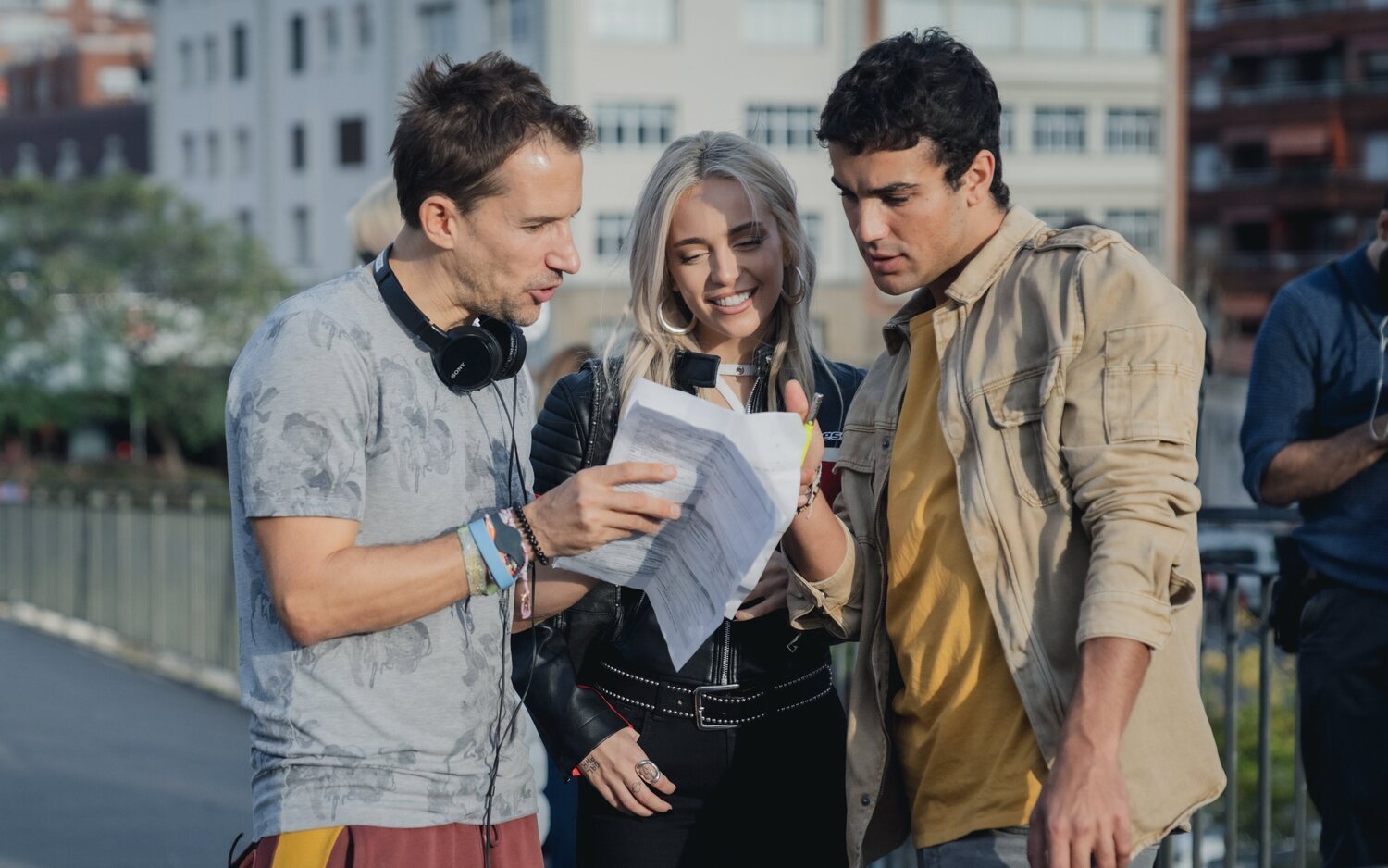 Mat Whitecross, Ana Mena y Óscar Casas durante el rodaje de 'Ídolos'