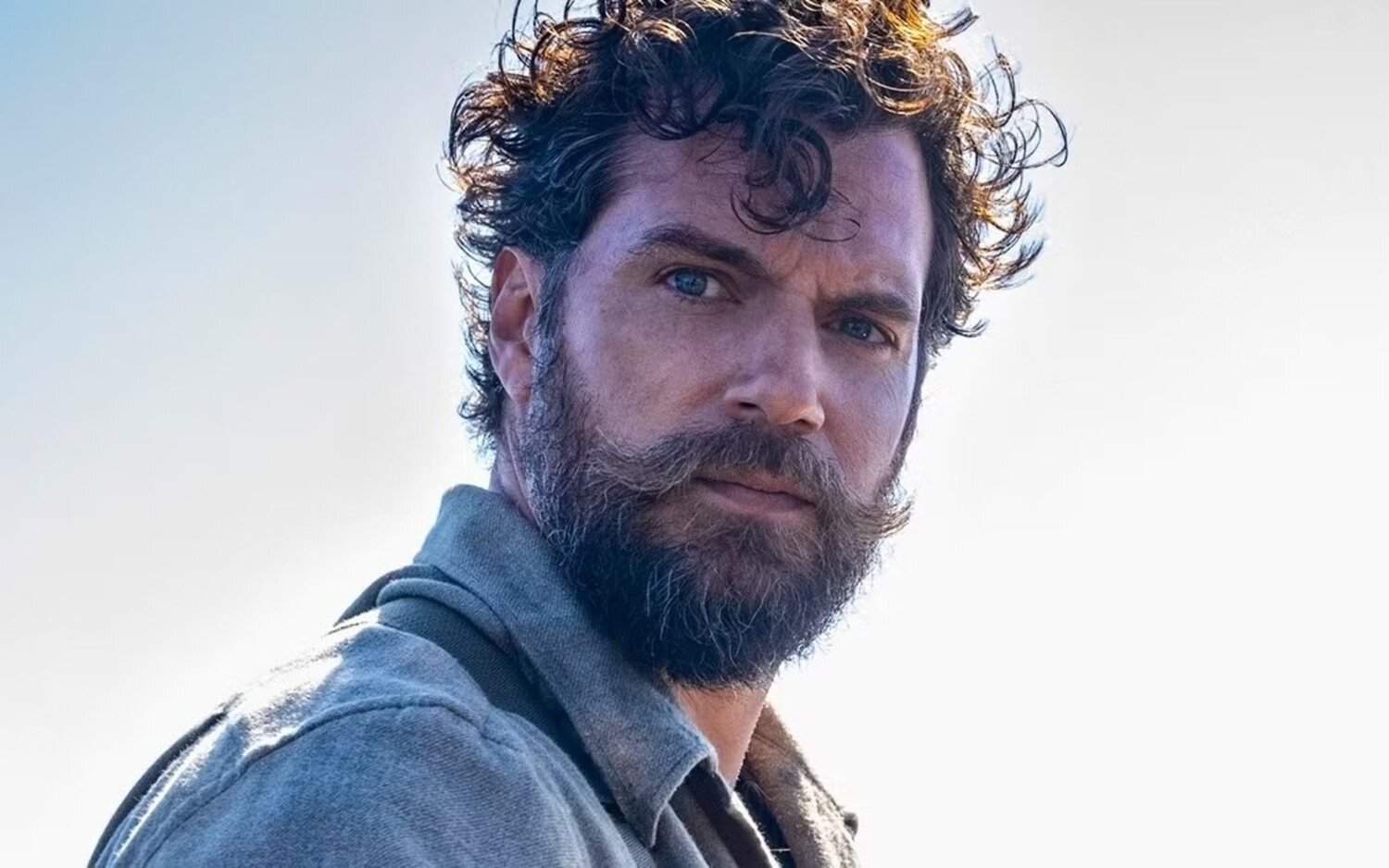 Henry Cavill empuña la espada de Connor MacLead en el reboot de 'Los inmortales'