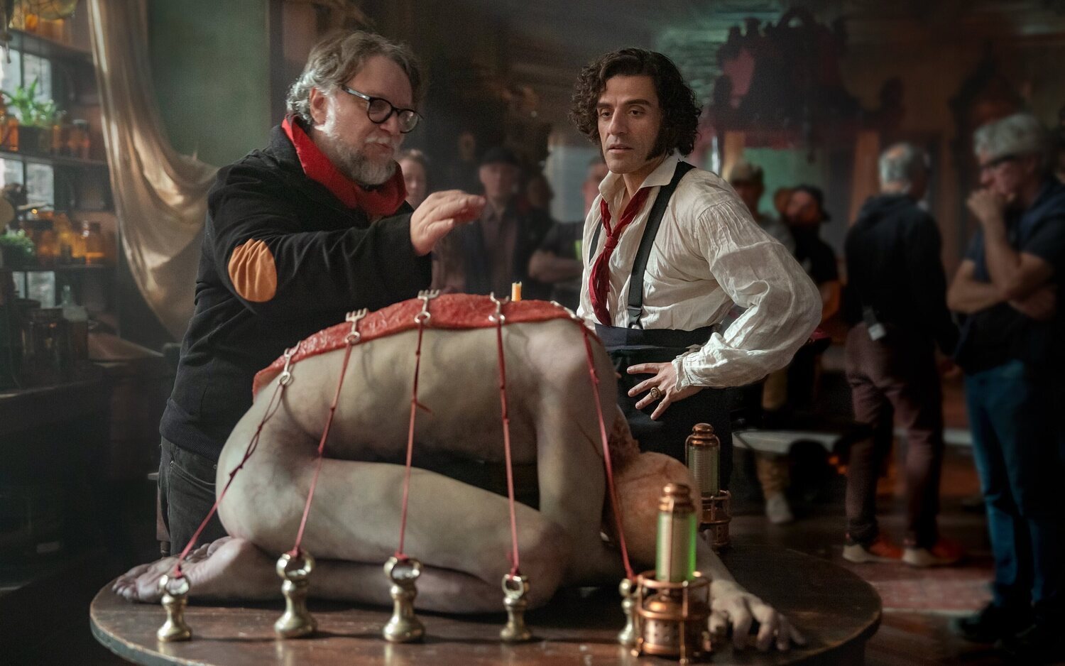 Guillermo del Toro y Oscar Isaac en 'Frankenstein'