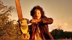 A24 se hace con los derechos de 'La matanza de Texas' y ya prepara una serie con Glen Powell y una película