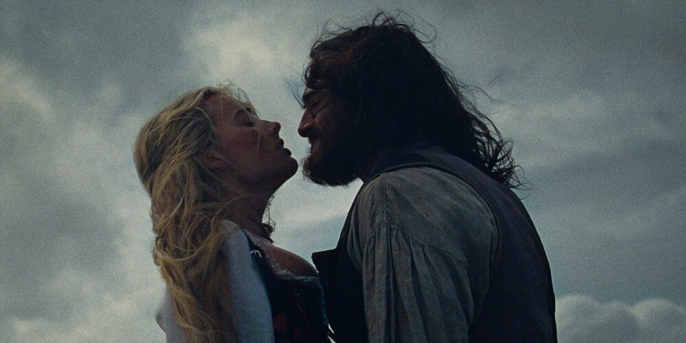 'Cumbres borrascosas': La desbordante visión de Emerald Fennell te hará sentir cositas