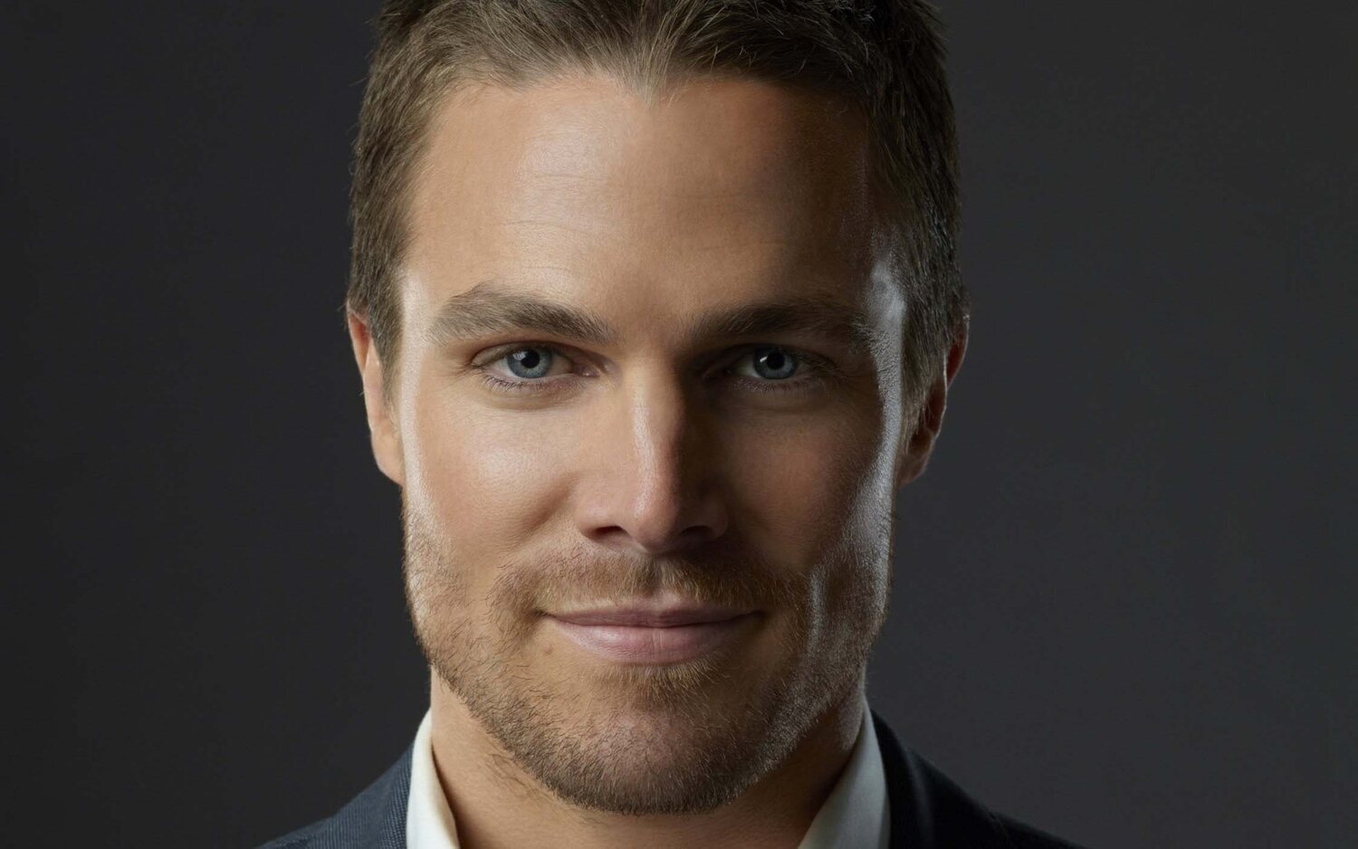 Stephen Amell, tras los pasos de David Hasselhoff, será el nuevo protagonista de 'Los vigilantes de la playa'