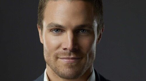 Stephen Amell protagonizará el reboot de 'Los vigilantes de la playa' con un personaje muy especial