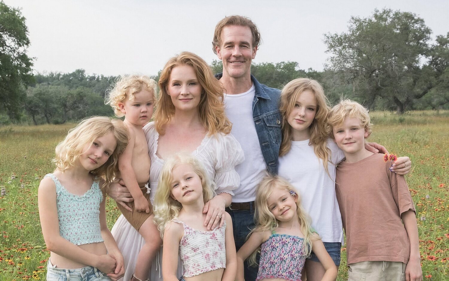 James Van Der Beek junto a su mujer Kimberly y sus seis hijos, en una imagen de redes